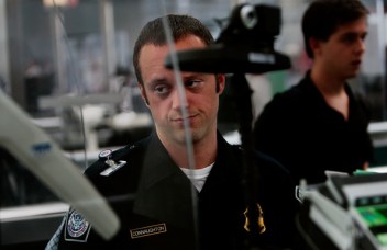 Customs+Border+Protection+Screen+Travelers+05OjE7lV9W5l